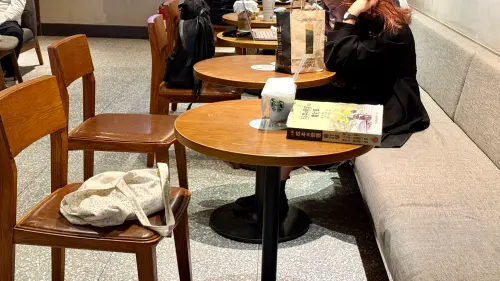 ▲台灣星巴克咖啡公告「座位保留15分鐘」，進一步說明：「離開座位超過1小時，夥伴將全程錄音錄影移動您留置於座位的物品並暫時保管或移交警局處理。」。（圖／記者蕭涵云攝）