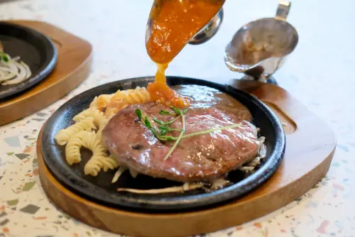 我家牛排餐價每人370元+10%就能吃到沙拉吧,搭上牛排最便宜也只要每人400元+10%就能吃到牛排與自助吧無限享用。(圖/記者葉盛耀攝) ▲我家牛排餐價每人370元+10%就能吃到沙拉吧,搭上牛排最便宜也只要每人400元+10%就能吃到牛排與自助吧無限享用。(圖/記者葉盛耀攝)