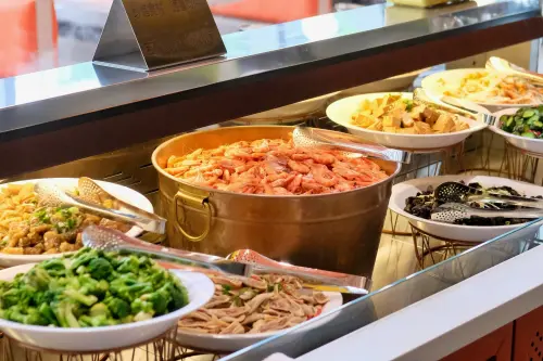 「我家牛排板橋遠科店」新開幕,多加了披薩吃到飽,直擊第二天依舊人潮爆滿,冷盤區最受歡迎的是燙白蝦。餐價、新菜、必吃亮點、優惠等資訊一次看。(圖/記者葉盛耀攝) ▲「我家牛排板橋遠科店」新開幕,多加了披薩吃到飽,天天人潮爆滿,而冷盤區最受歡迎的是燙白蝦。(圖/記者葉盛耀攝)