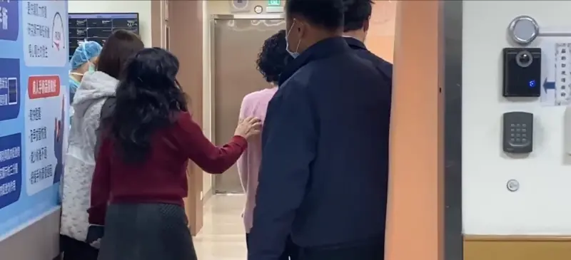 ▲柯文哲碎石手術結束後,陳佩琪(粉紅衣)進入恢復室。(圖/民眾提供)