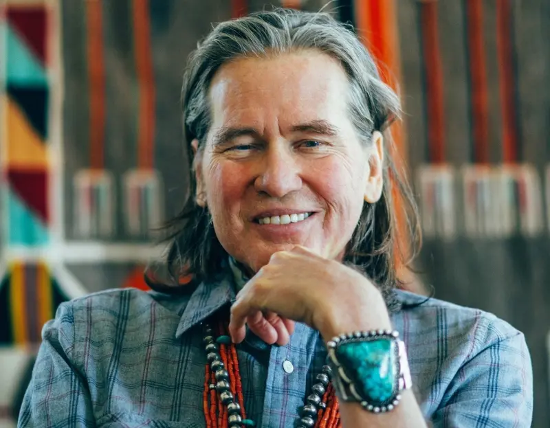 ▲好萊塢男星方基墨（Val Kilmer）因肺炎過世，享壽65歲，生前他曾和喉癌抗戰多年。（圖／方基墨臉書）