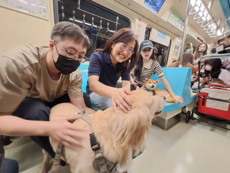 ▲台北市將於4月12日舉辦「狗狗春遊趣」闖關活動，將在當天於淡水信義線加開4部列車，讓狗狗無須關籠就能搭乘捷運。（圖／台北捷運公司）