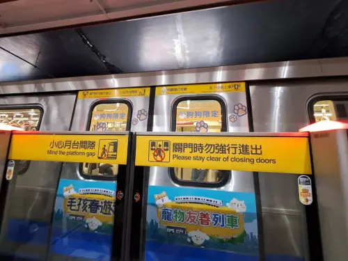 「寵物友善列車」去年的外觀,今年依樣會有特別外觀供飼主辨識。(圖/台北捷運公司) ▲「寵物友善列車」去年的外觀,今年依樣會有特別外觀供飼主辨識。(圖/台北捷運公司)