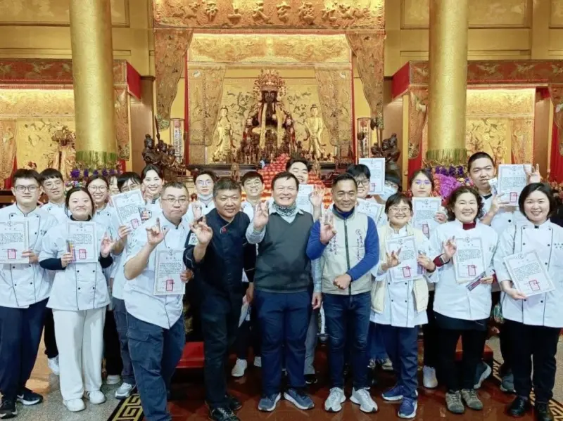 ▲「百膳孝為先、食蔬耕福田、美味愛無限」跨領域執行團隊。（圖／龜馬山紫皇天乙真慶宮提供）