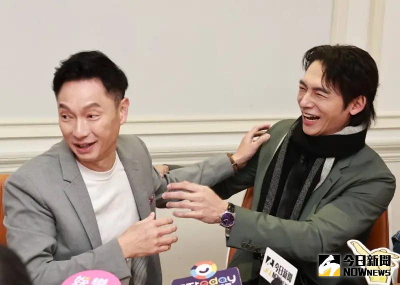 ▲謝祖武（左）和温昇豪（右）主持有台版《單身即地獄》之稱的《戀愛，重修中》，謝祖武看到現在年輕人的戀愛方式傻眼，開玩笑大罵「無恥」。（圖／記者吳翊緁攝）