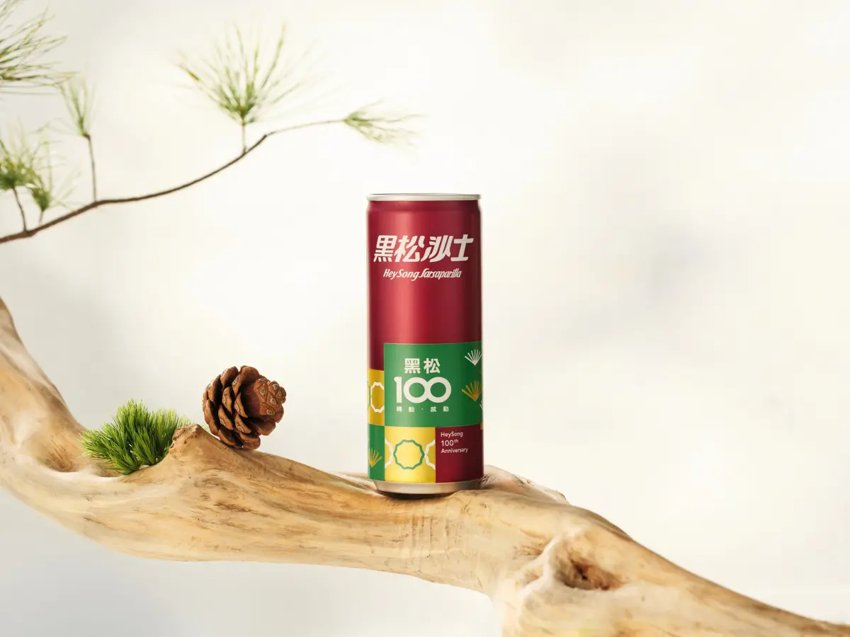 ▲國民品牌黑松歡慶100週年，特別推出「黑松沙士－黑松100週年紀念罐」。（圖／品牌提供）