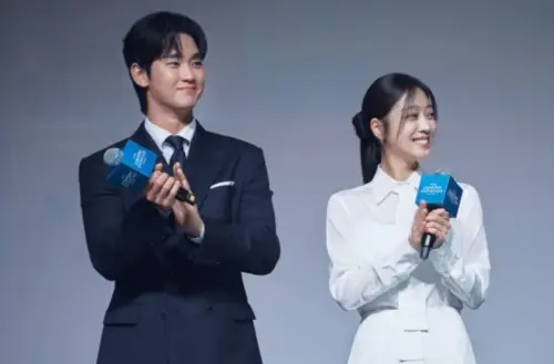 ▲金秀賢、曹寶兒（中）去年還一起到新加坡Disney+全球內容展示會介紹《山寨人生》，如今做白工。（圖／Disney+）