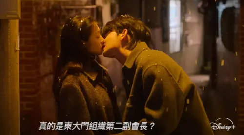 《山寨人生》恐播不了!女主角曹寶兒慘遭拖累 ▲《山寨人生》恐播不了!女主角曹寶兒慘遭拖累(圖/Disney Plus HK YouTube)