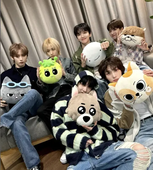 BOYNEXTDOOR由(左到右)TAESAN、LEEHAN、JAEHYUN、WOONHAK、SUNGHO及RIWOO六位成員組成。(圖/BOYNEXTDOOR IG) ▲BOYNEXTDOOR由(左到右)TAESAN、LEEHAN、JAEHYUN、WOONHAK、SUNGHO及RIWOO六位成員組成。(圖/BOYNEXTDOOR IG)