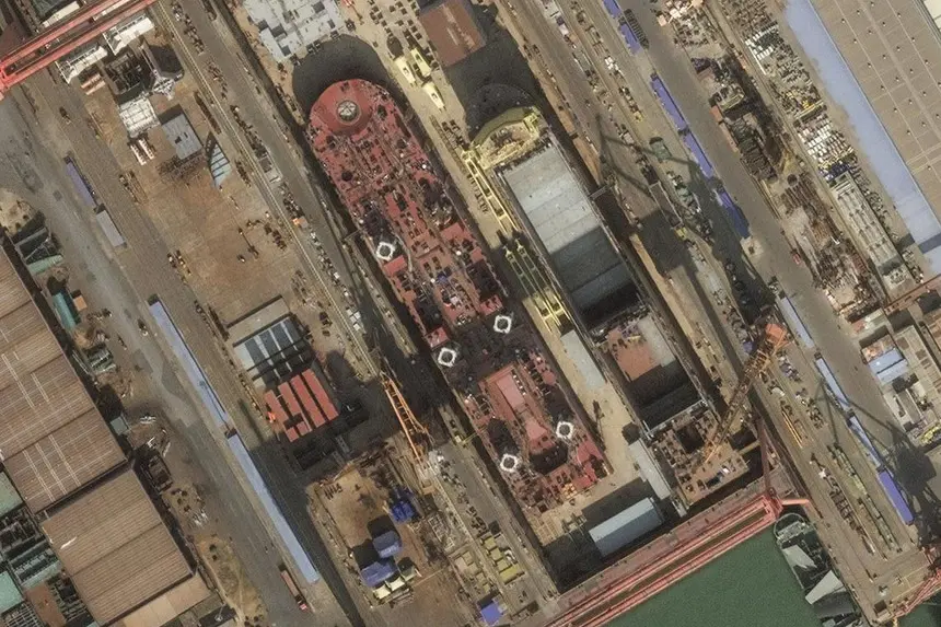 ▲《紐約時報》援引衛星圖像披露，解放軍近期正在進行新型登陸演練，將三艘特殊駁船首尾相連，宛如一座人造長橋，報導直言「這對台灣來說是一個警訊」。（圖／翻攝自紐約時報）