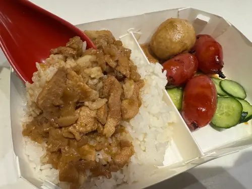 好市多99元滷肉飯開賣!PK小吃街50元滷肉飯 真實口感、內容物曝