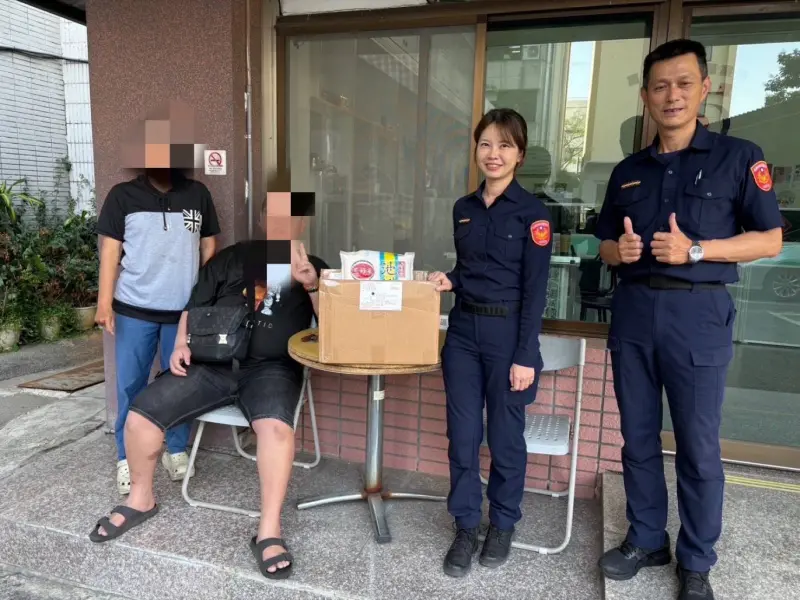 ▲有感於單親父母欠缺配偶的支持，獨力面對多重生活壓力與困難，婦幼隊員警獲悉後，總是暖心提供食物、奶粉、日用品等物資。（圖／高市警局婦幼隊提供）
