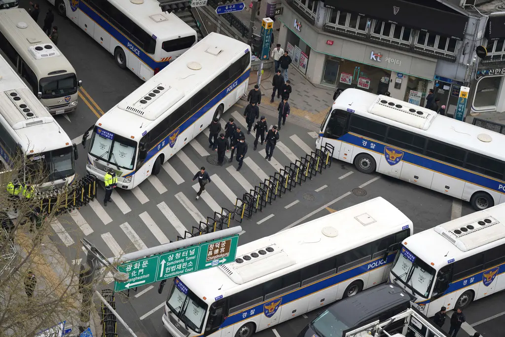 ▲韓國憲法法院1日公告，將於當地時間本週五（4日）上午11時，針對總統尹錫悅彈劾案進行宣判，韓國警方如臨大敵，已在法院周圍建立管制區。（圖／美聯社／達志影像）