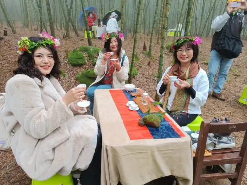 ▲鹿谷鄉竹林社區推出「螢河茶席」體驗活動，打造竹林品茗賞螢浪漫氛圍。（圖／南投分署提供）