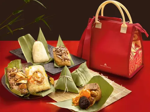 ▲「桃泉中餐廳」今年首度獻上端午粽禮,推出「桃泉香粽禮袋」與「桃泉頂粵裹蒸粽」。(圖/高雄日航酒店提供) ▲「桃泉中餐廳」今年首度獻上端午粽禮,推出「桃泉香粽禮袋」與「桃泉頂粵裹蒸粽」。(圖/高雄日航酒店提供)