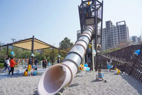 ▲台中海線首座親水特色公園，梧棲漁寮運動公園「航海主題遊戲場」。(圖／建設局提供)