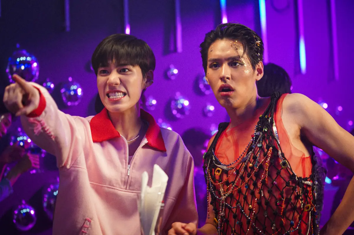 ▲《關於我和鬼變成家人的那件是》導演程偉豪（右）、監製金百倫（左）樂見《冥婚鬧泰大》在台灣友好反應。金百倫還透露《冥婚》主角組合BKPP人氣太夯，很多久未出現的朋友開始來跟她套交情，希望能去他們的見面會，表示：「連那時許光漢都沒有這麼熱烈。」（圖／記者蘇詠智攝）