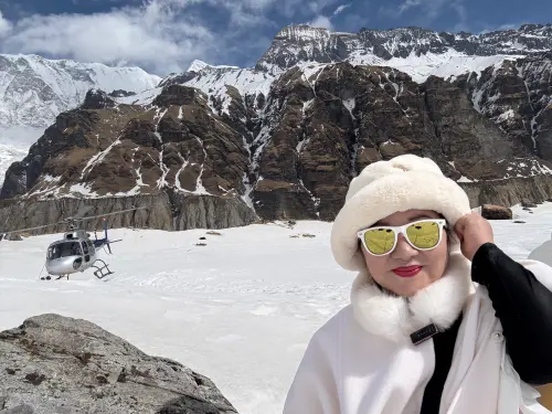 白冰冰 ▲白冰冰搭直升機抵達喜馬拉雅山脈的安納普爾納峰。(圖/長興影視提供)