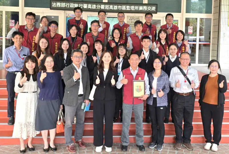 ▲法務部行政執行署高雄分署分署長楊碧瑛(左4)率員到公路局高雄市區監理所參訪，由所長劉育麟(右4)率主管熱烈歡迎，以深化監理業務與行政執行機關跨域交流。(圖／高雄市區監理所提供)