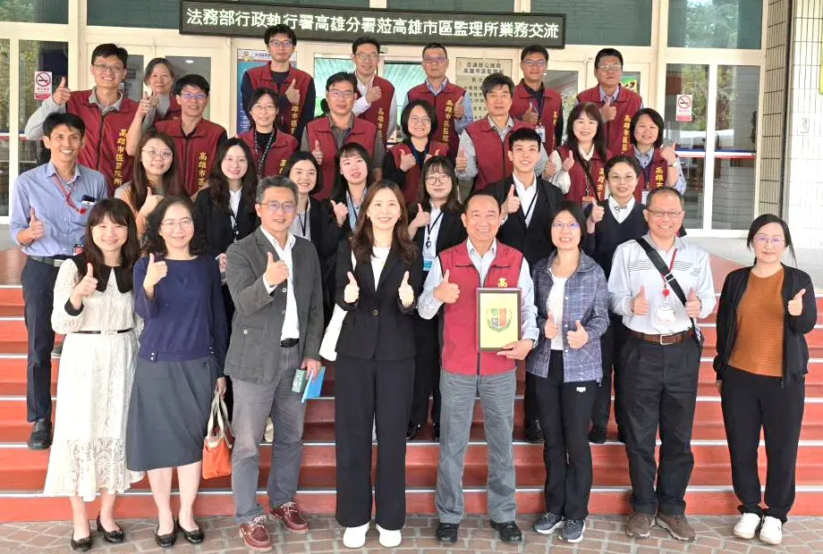 ▲法務部行政執行署高雄分署分署長楊碧瑛(左4)率員到公路局高雄市區監理所參訪，由所長劉育麟(右4)率主管熱烈歡迎，以深化監理業務與行政執行機關跨域交流。(圖／高雄市區監理所提供)