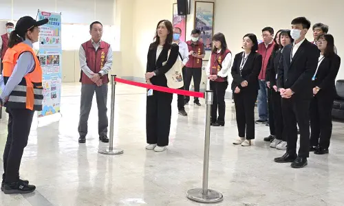 ▲高雄市區監理所人員為來訪的行政執行署高雄分署人員，介紹公路局各項公路監理廉能及創新服務。(圖／高雄市區監理所提供)