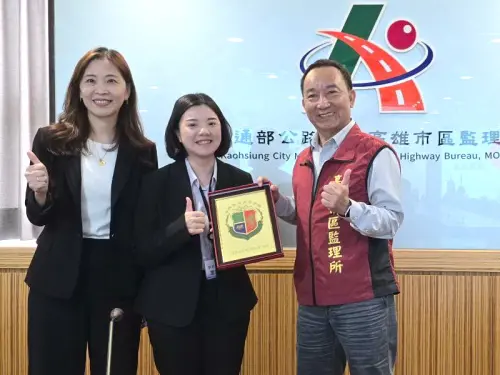 ▲參訪的法務部司法官學院第65期學員謝巧玲(中)代表致送紀念牌給高雄市區監理所，由所長劉育麟(右)代表接受。(圖／高雄市區監理所提供)