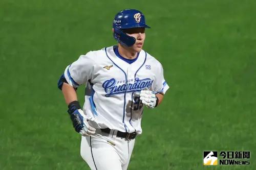 富邦悍將戴培峰從中信兄弟先發投手鄭凱文手中敲出2分砲,為本季首轟。(圖/記者葉政勳攝) ▲富邦悍將戴培峰從中信兄弟先發投手鄭凱文手中敲出2分砲,為本季首轟。(圖/記者葉政勳攝)