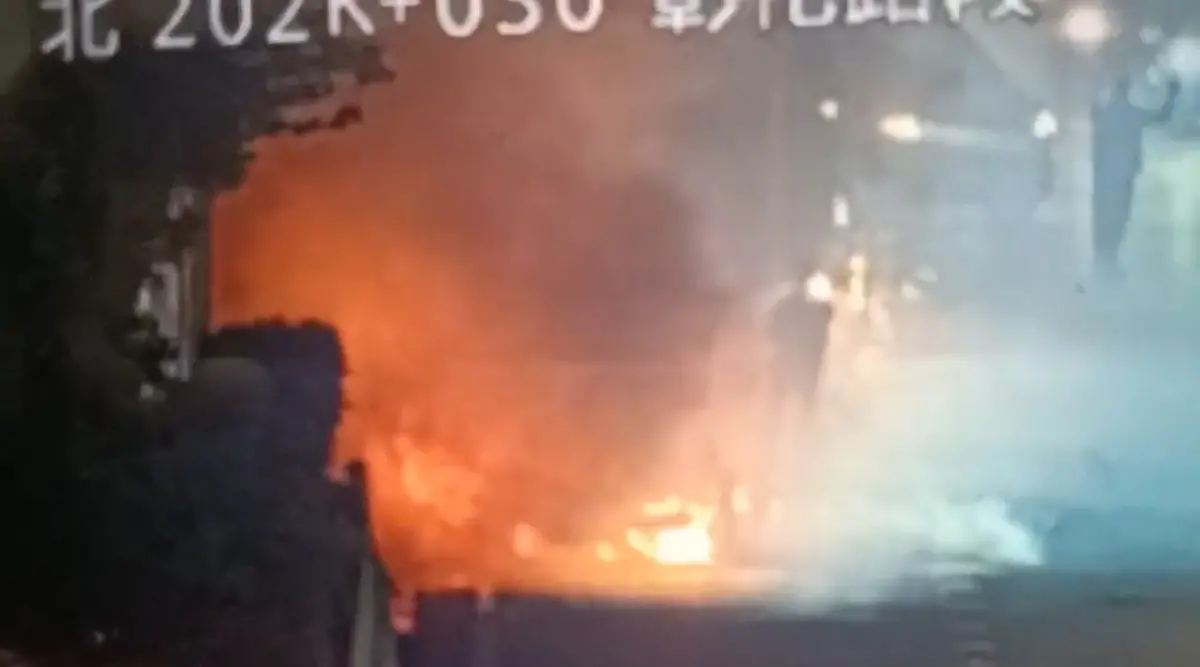 ▲一名33歲卓姓女駕駛下班開車，行經國道1號彰化段北上202公里處時，車輛因不明原因突然起火燃燒，燒到剩下骨架。（圖／翻攝畫面）