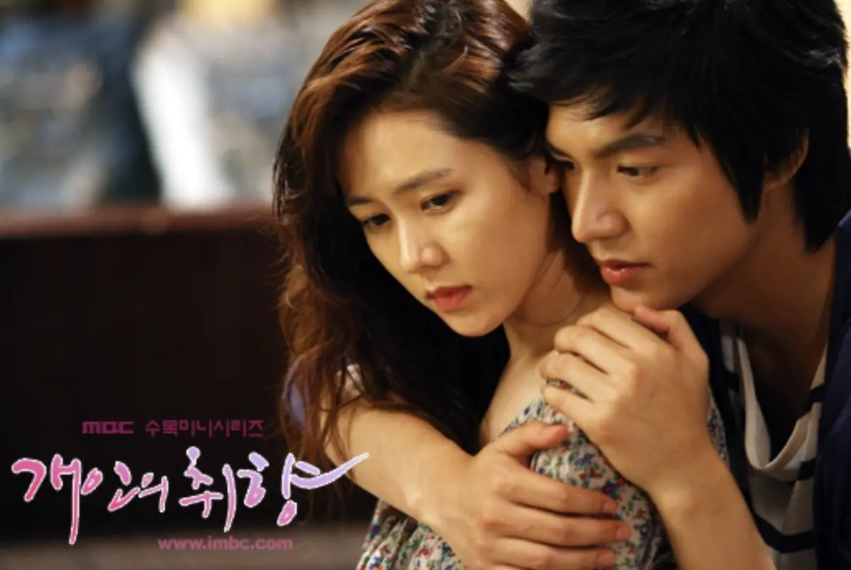 ▲李敏鎬（右）2009年拍完《花樣男子》爆紅後，接續主演的作品是合作孫藝真的《個人取向》，劇中2人同居後相愛相殺，是很經典的浪漫愛情劇。（圖／翻攝MBC）