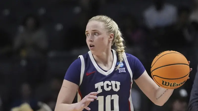 ▲NCAA女子籃球錦標賽八強戰中，德州基督教大學（TCU）以47：58不敵德州大學，止步精英八強。TCU當家控球後衛Hailey Van Lith攻下17分，儘管未能帶領球隊更進一步，但她的五年大學籃球生涯已寫下傳奇紀錄。（圖／美聯社／達志影像）