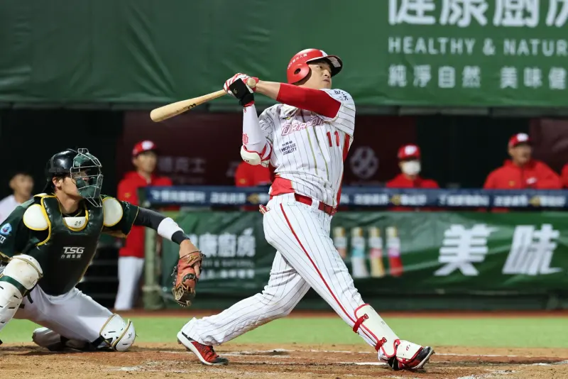 ▲「雙龍砲」之一的朱育賢，於第三局適時建功，打回全隊唯一分數，味全龍終場1：0完封台鋼雄鷹，新球季首戰就拿下勝利。賽後總教練葉君璋笑瞇瞇地稱讚朱育賢：「會打比賽的選手就是不一樣。」（圖／味全龍提供）