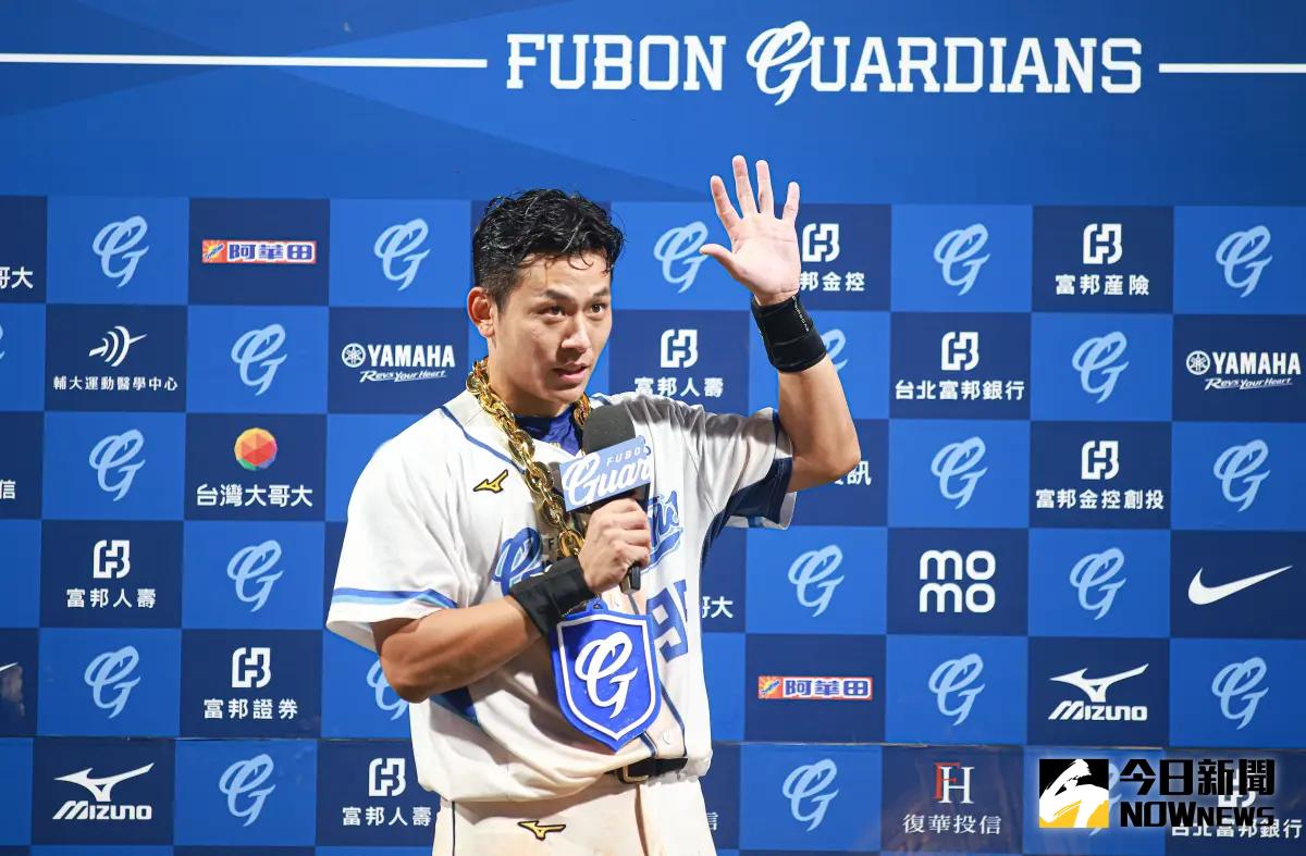 ▲富邦悍將捕手戴培峰昨日當「球迷」，收看老同學古林睿煬的日職先發首勝。（圖／記者葉政勳攝 , 2025.04.02）