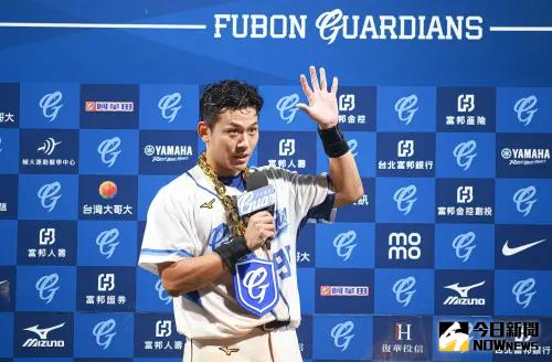 ▲富邦悍將捕手戴培峰敲出超前比數的兩分打點全壘打獲選單場最有價值球員。(圖/記者葉政勳攝 , 資料照) ▲本季至今,戴培峰打擊率來到.260、OPS則是.712,雖然打擊數據不算特別突出但他在場上帶給投手的安定感就是他能成為主戰捕手的最大原因。(圖/記者葉政勳攝 , 2025.04.02)