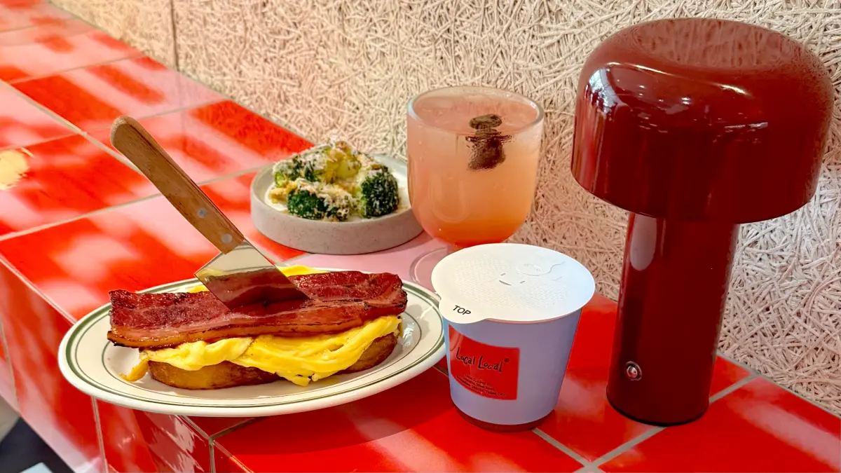 ▲中山站咖啡推薦「Local Local中山」，把在地街區電線桿搬進室內。獨家開喝甜點靈感咖啡的脆可頌拿鐵、提拉米蘇冰咖；聯名貳樓超級酸種麵包，享受⽩⽇咖啡派對。菜單、價格、訂位資訊一次看。（圖／記者蕭涵云攝）