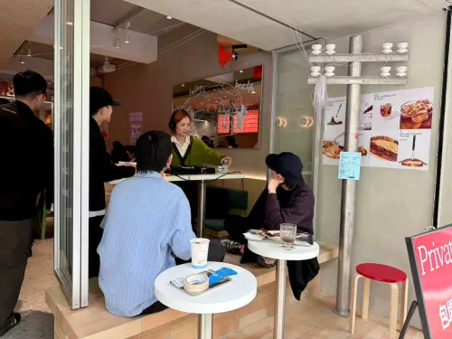 ▲「Local Local中⼭」有如「⽩⽇咖啡派對」，夜晚儀式感再切換。（圖／記者蕭涵云攝）