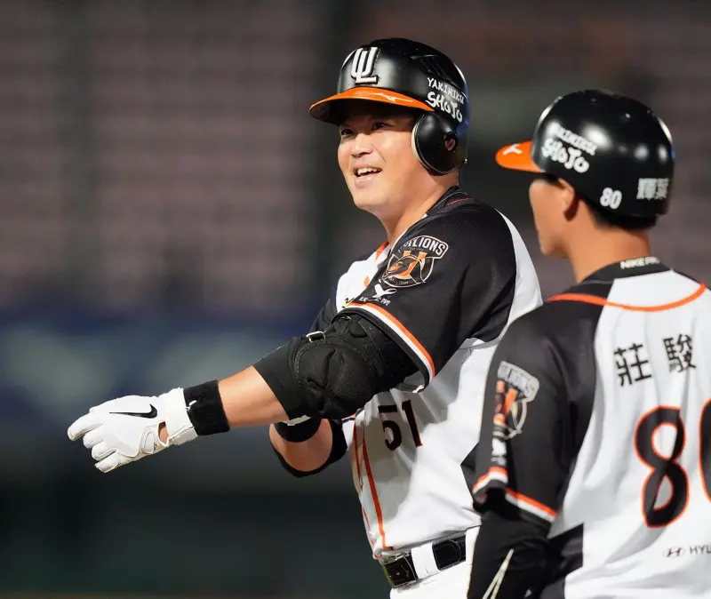 ▲統一獅41歲老將胡金龍，於八局下關鍵代打建功，敲出一支帶有2分打點的超前安打，靠著關鍵一擊拿到單場MVP，賽後還拉著19歲新秀林泓弦一起上台跳勝利舞。（圖／統一獅提供）