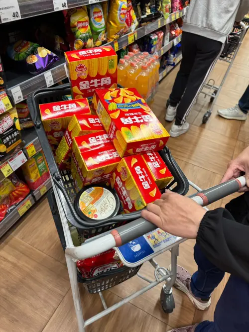 ▲網友於臉書社團分享媽媽特地到全聯狂掃8盒金牛角餅乾的畫面。（圖／翻攝我愛全聯-好物老實説臉書社團）