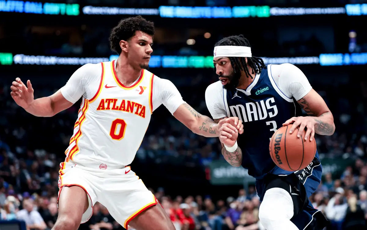 ▲達拉斯獨行俠Anthony Davis上半場爭搶籃板時意外被隊友手肘擊中右眼，當場血流不止提前退場，傷勢狀況成焦點。（圖／路透／達志影像）