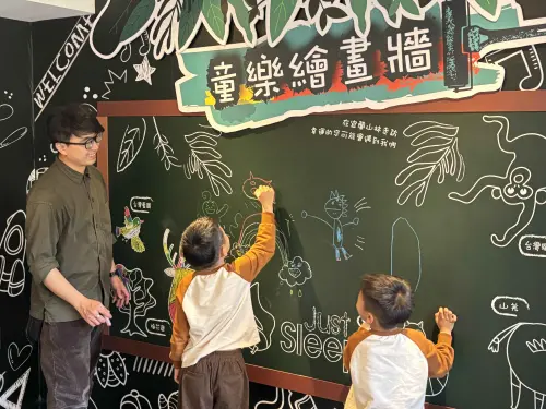 捷絲旅宜蘭礁溪館2樓傳統遊藝間打造全新繪畫空間,規劃可盡情彩繪揮灑創意的「童樂繪畫牆」。(圖/阿波這一家提供) ▲捷絲旅宜蘭礁溪館2樓傳統遊藝間打造全新繪畫空間,規劃可盡情彩繪揮灑創意的「童樂繪畫牆」。(圖/阿波這一家提供)