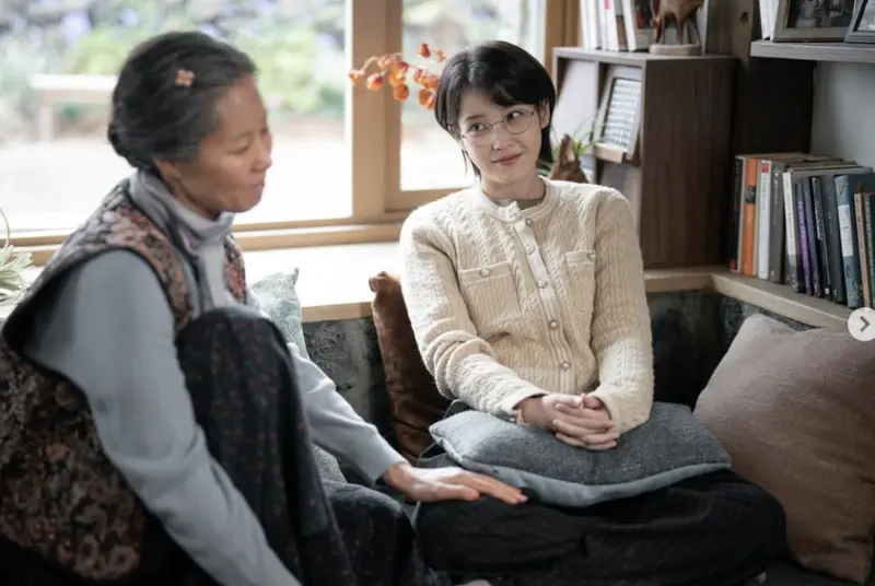 ▲IU（右）和文素利（左）在《苦盡柑來遇見你》中譜出感人的母女情，清明連假4部必追好戲，趕快補起來吧！（圖／翻攝自IG netflixkr）