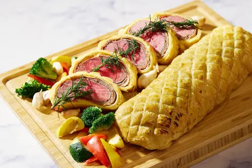JR東日本大飯店台北的吃到飽餐廳「鉑麗安全日餐廳」,即日起至5月4日午、晚餐時段推出「歐洲經典料理」主題自助饗宴,菜色包含製作費工的威靈頓牛排。(圖/JR東日本大飯店台北提供) ▲JR東日本大飯店台北的吃到飽餐廳「鉑麗安全日餐廳」,即日起至5月4日午、晚餐時段推出「歐洲經典料理」主題自助饗宴,菜色包含製作費工的威靈頓牛排。(圖/JR東日本大飯店台北提供)