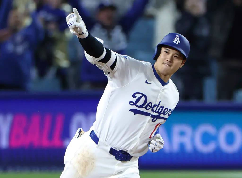 ▲洛杉磯道奇隊日籍球星大谷翔平在今（3）日對上亞特蘭大勇士隊的比賽中，於九局下半敲出再見全壘打，率隊以6：5逆轉獲勝。（圖／美聯社／達志影像）
