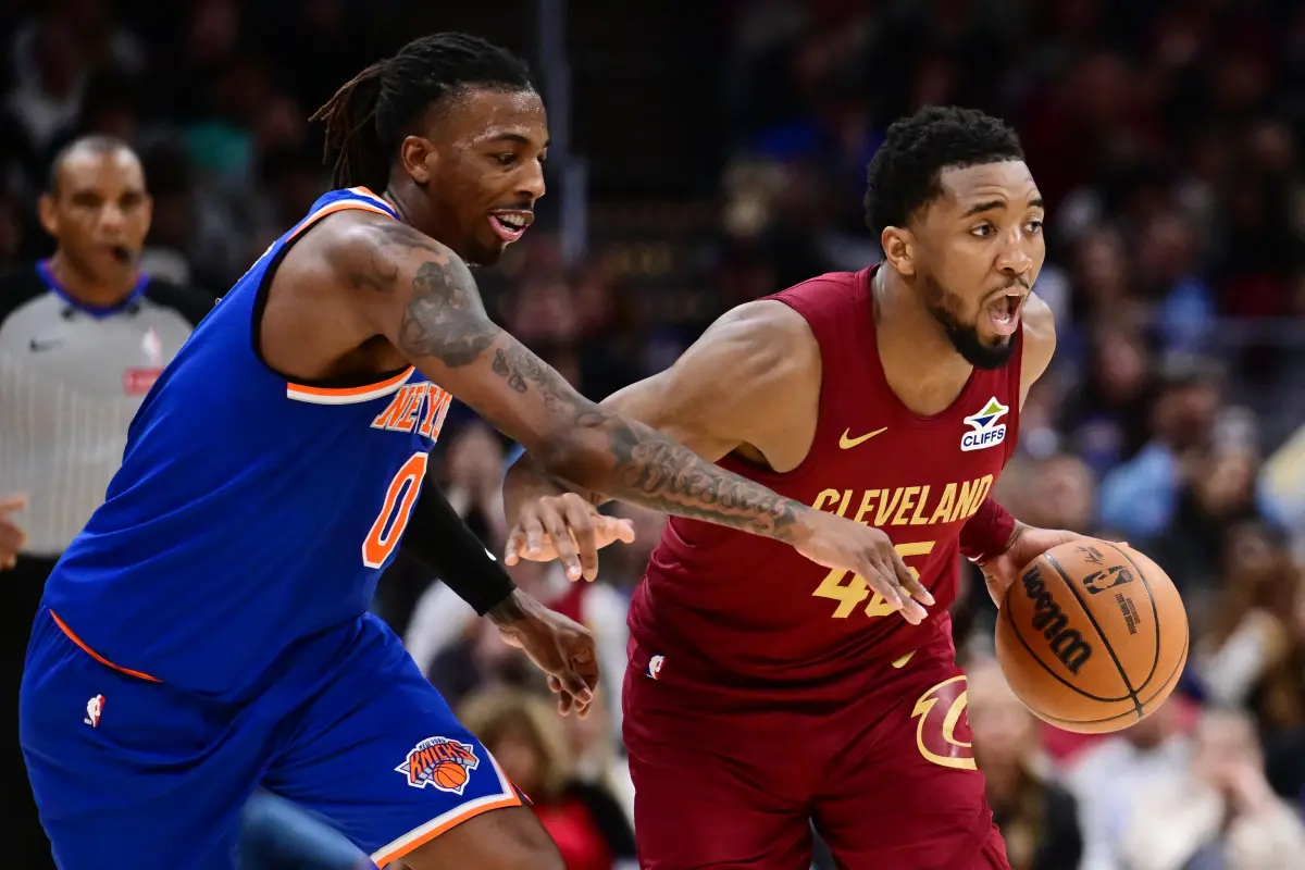 ▲騎士主場逆轉尼克收下第61勝，追平詹皇時代隊史第二高紀錄，本季已有44場得分破120分創新高，創下隊史新紀錄。（圖／路透／達志影像）