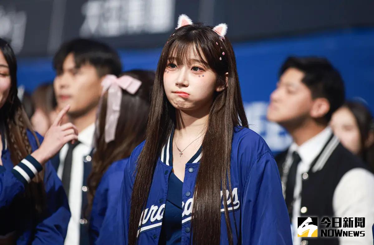 ▲李珠珢（如圖）昨（2）日是她加盟Fubon Angels後的應援初登場，《NOWnews今日新聞》捕捉到她在場邊歪頭抿嘴的可愛表情。（圖／記者葉政勳攝）