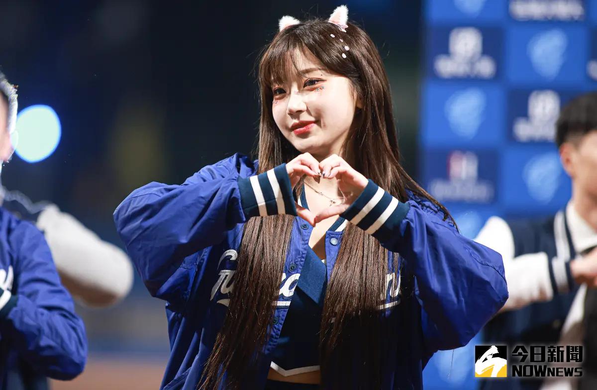 ▲有網友將來台3年的啦啦隊始祖李多慧和李珠珢（如圖）做比較，直言李多慧不但有實力，還親和力十足，經常不遺餘力表達對台灣的喜愛，忍不住喊：「沒理由不喜歡她。」（圖／球場攝影師阿輝提供）