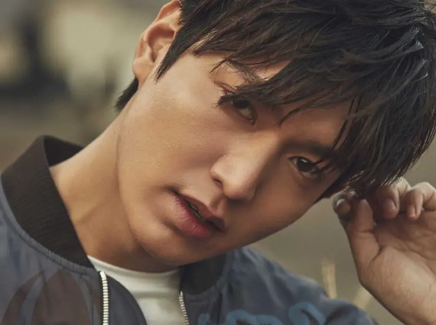 ▲李敏鎬（如圖）曾和秀智交往，兩人約會時，曾為了搶著買單而鬥嘴吵架。最終他們在2017年李敏鎬入伍半年後分手，因此也有李敏鎬被兵變的說法出現。（圖／李敏鎬IG）