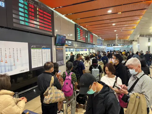 ▲清明連假遇地震，高鐵一度延誤長達105分鐘，南港站現場擠滿等待上車及退票的人潮。（圖／記者黃韻文攝） 