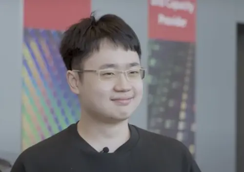 ▲邰靖（如圖）是台大學霸，可是被爸爸邰智源在節目上揭露一直都沒接過女友，母胎單身。（圖／摘自木曜4超玩YouTube）