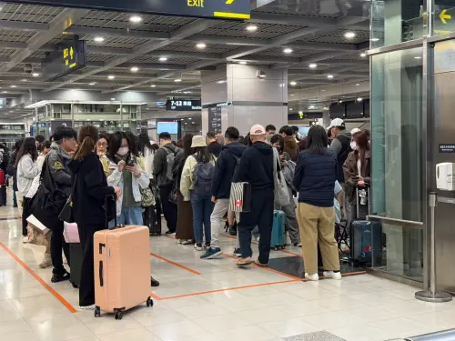 連假高鐵排爆「對號座上不去」！員工出招沿路救人　乘客拍手淚謝