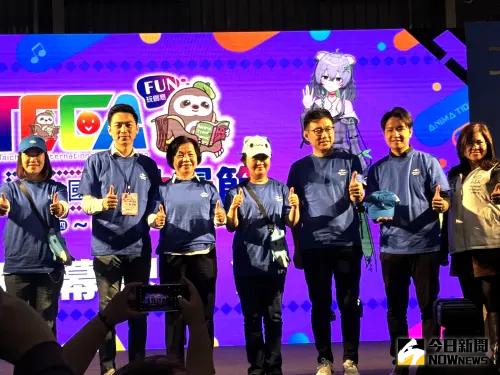 漫迷滿溢了! 台中國際動漫節今登場 首日破10萬人次 ▲台中市長盧秀燕與藍委江啟臣等人穿著咖波服飾出場。(圖/記者金武鳳攝,2025.4.3)